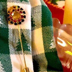 Vintage✨🎄Christmas Wreath Stick Pin🎄 Red & Green Rhinestones ✨Brooch Lapel❤️🎄✨